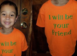 Menino volta às aulas usando camiseta com recado às crianças solitárias: “Serei seu amigo”