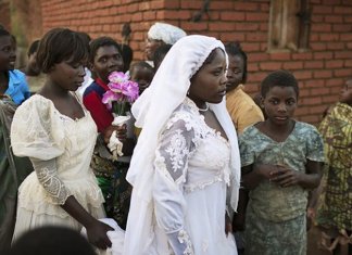 Chefe tribal do Malawi anula quase 3 mil casamentos infantis