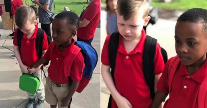 Ele viu o colega autista chorando no primeiro dia de aula e segurou sua mão para acalmá-lo