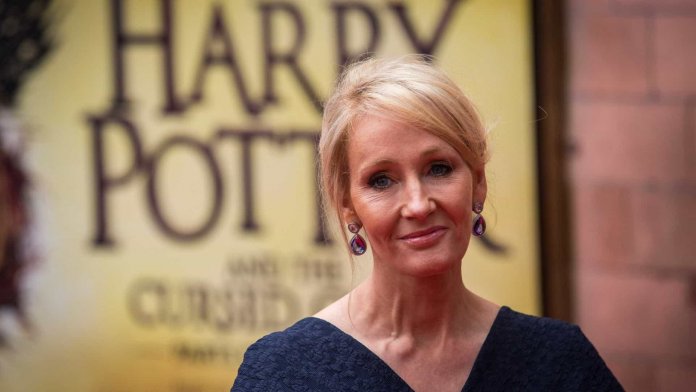 J.K. Rowling não está mais na lista dos maiores bilionários. O motivo? A caridade!