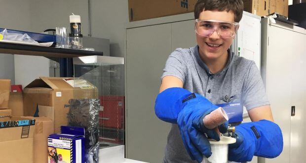 asomadetodosafetos.com - Jovem vence prêmio de ciência mundial por remover microplásticos da água