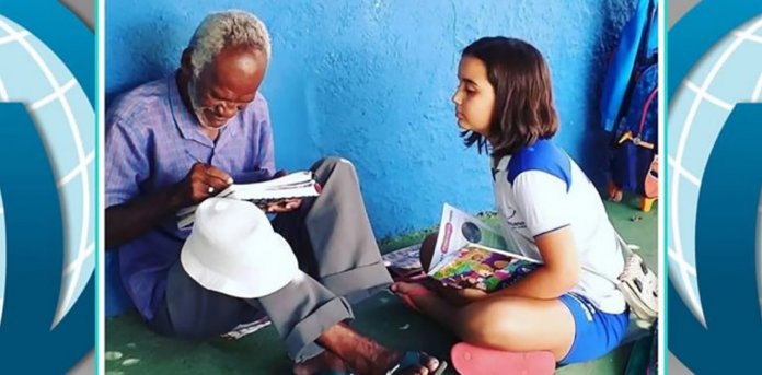 Menina ensina vendedor de picolé de 68 anos a ler e a escrever
