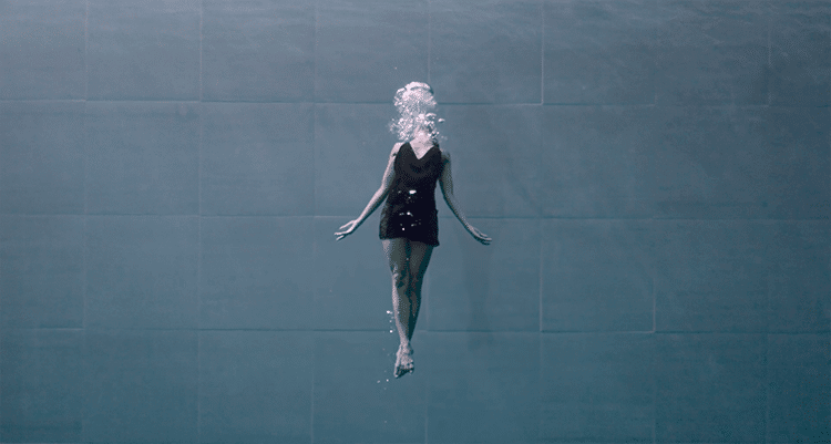 asomadetodosafetos.com - Mulher executa uma dança impressionante de 6 minutos no fundo de uma piscina