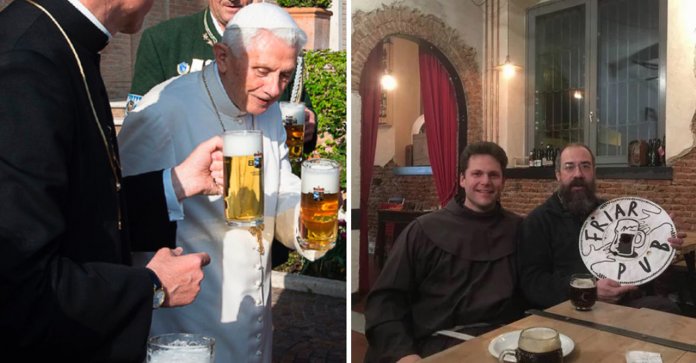 Na Itália, você pode beber cerveja grátis enquanto os padres leem a Bíblia em um bar