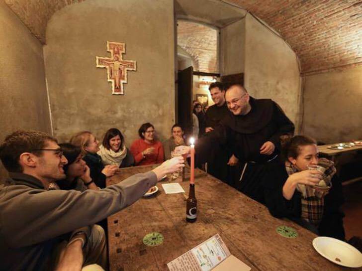 asomadetodosafetos.com - Na Itália, você pode beber cerveja grátis enquanto os padres leem a Bíblia em um bar