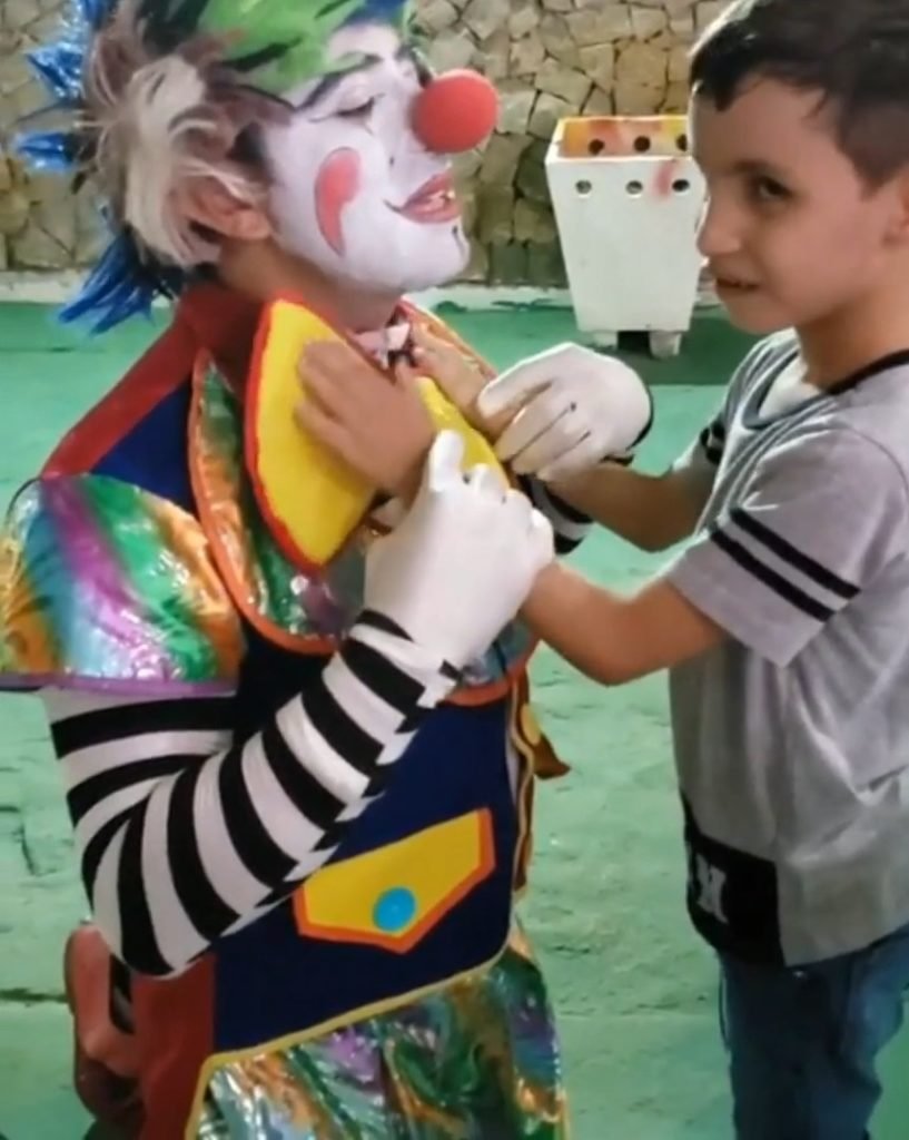 asomadetodosafetos.com - Palhaço realiza o sonho de uma criança cega e sua reação é emocionante