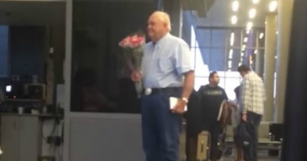 asomadetodosafetos.com - Vovô recebe sua esposa com flores e chocolates no aeroporto