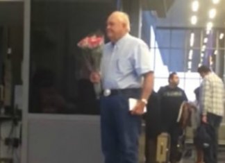 Vovô recebe sua esposa com flores e chocolates no aeroporto