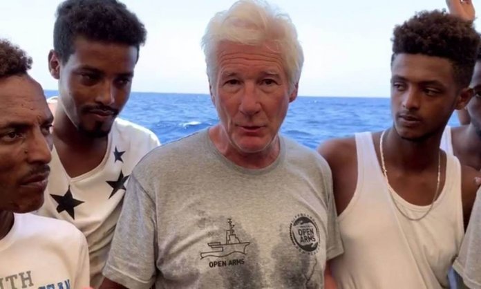 Richard Gere leva alimentos a imigrantes retidos em navio no Mediterrâneo