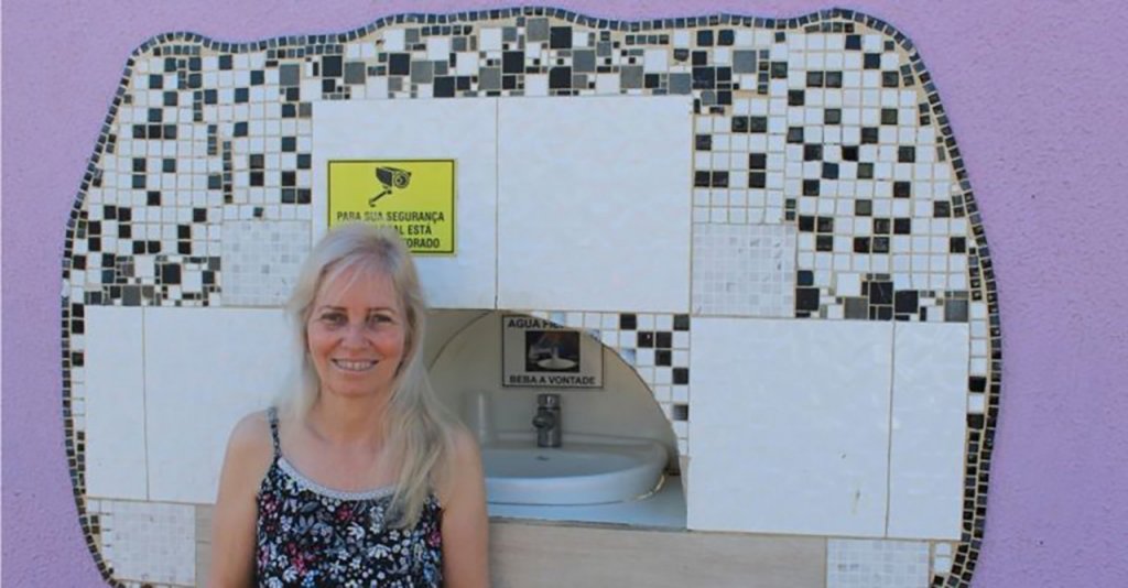 asomadetodosafetos.com - Advogada constrói bebedouro no muro da própria casa para moradores de rua
