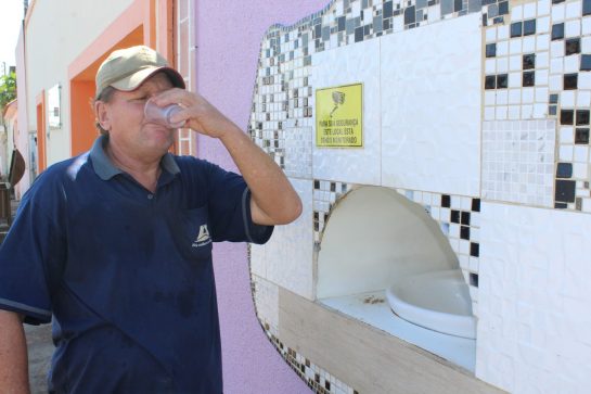 asomadetodosafetos.com - Advogada constrói bebedouro no muro da própria casa para moradores de rua