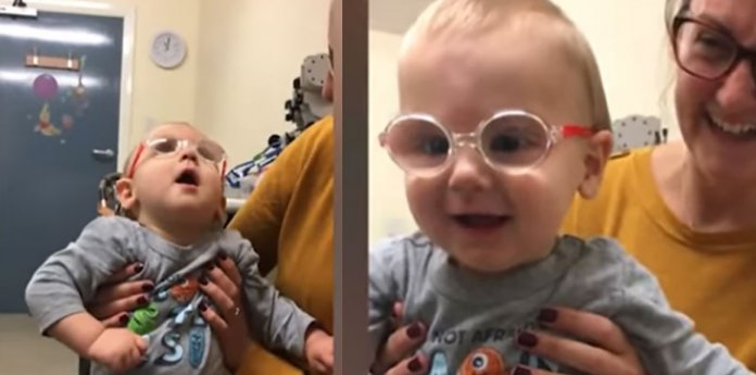 Bebê vê o pai pela 1ª vez após cirurgia nos olhos e sorri: assista o vídeo