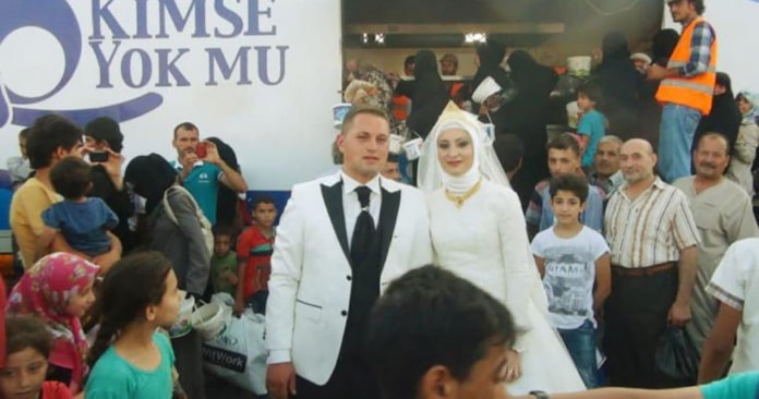 Casal turco decide passar o dia do casamento alimentando 4000 refugiados