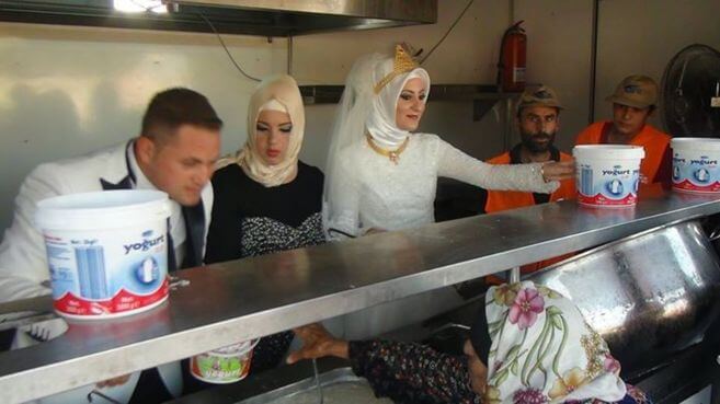 asomadetodosafetos.com - Casal turco decide passar o dia do casamento alimentando 4000 refugiados