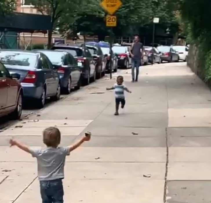 asomadetodosafetos.com - Crianças correm para se abraçar após 2 dias separados, assista o vídeo