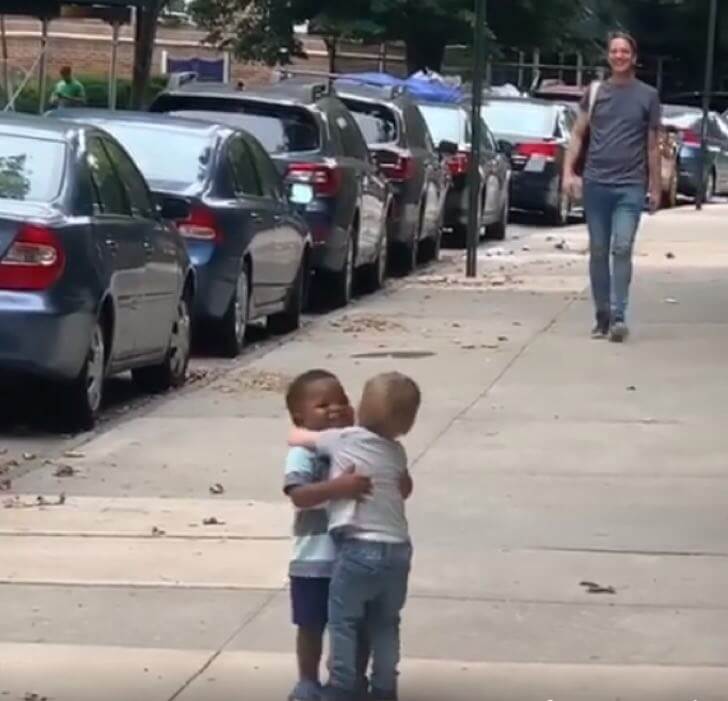asomadetodosafetos.com - Crianças correm para se abraçar após 2 dias separados, assista o vídeo