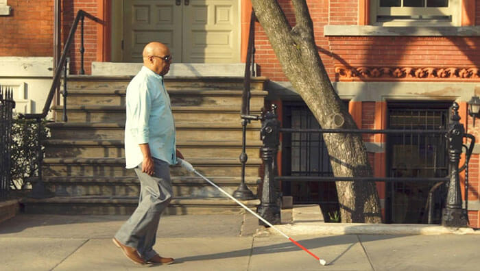 asomadetodosafetos.com - Engenheiro cria bastão inteligente para cegos que navegam no Google Maps