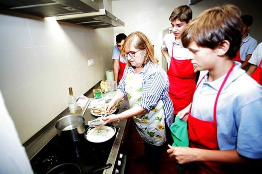 asomadetodosafetos.com - Escola ensina tarefas domésticas pra meninos para combater a desigualdade de gênero