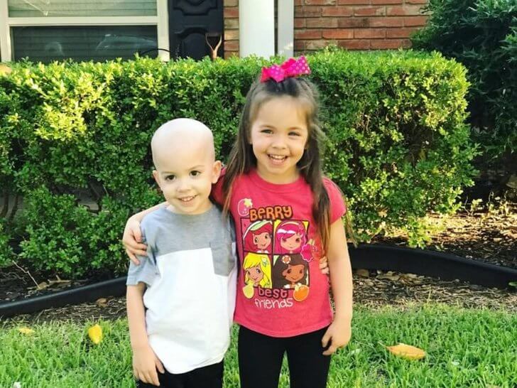 asomadetodosafetos.com - Menina emociona internet ao ajudar o irmãozinho que batalha contra a leucemia