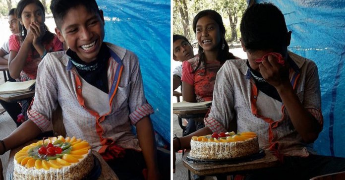 Menino chora quando professora lhe dá o primeiro bolo de aniversário da sua vida