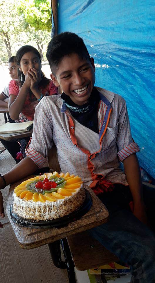 asomadetodosafetos.com - Menino chora quando professora lhe dá o primeiro bolo de aniversário da sua vida