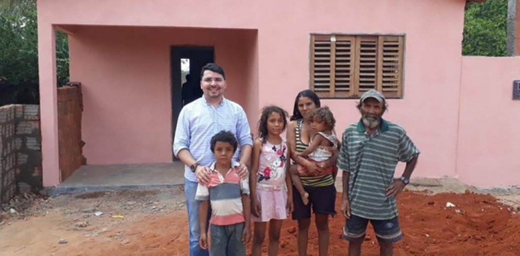 asomadetodosafetos.com - Padre usa dinheiro do dízimo para construir uma casa para família carente