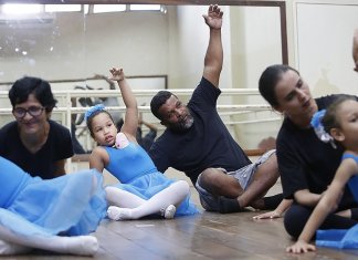 Pedreiro ignora preconceito e aprende balé para acompanhar filhas autistas