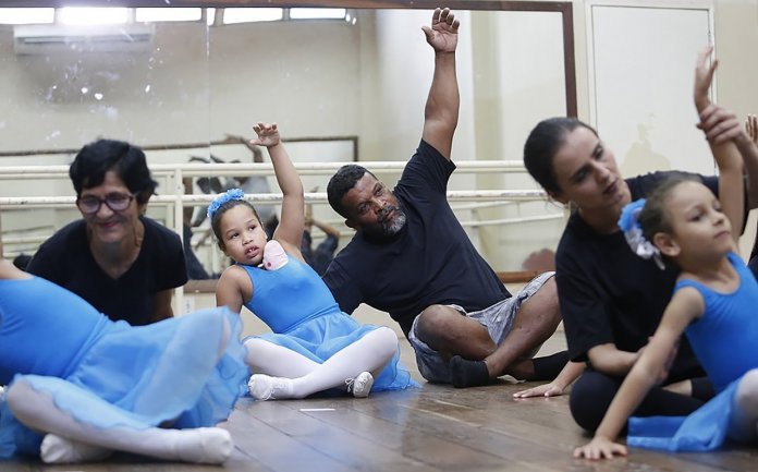 Pedreiro ignora preconceito e aprende balé para acompanhar filhas autistas