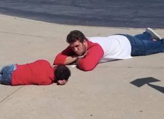 Professor deita no chão para confortar aluno com Down que passava por um dia difícil