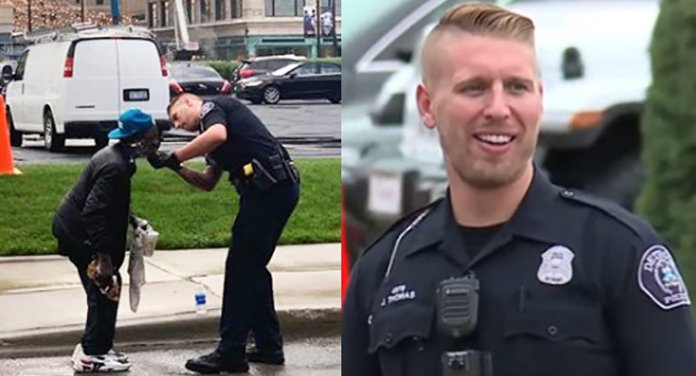 Vídeo do policial fazendo a barba de sem-teto viraliza e emociona
