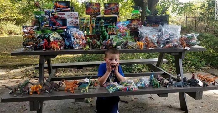 Após vencer o câncer, garoto doa 3 mil brinquedos para hospital que o tratou