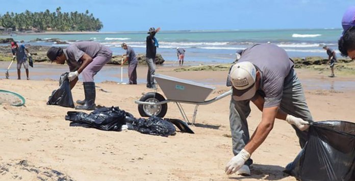 Detentos ajudam a limpar praias de Alagoas atingidas pelo óleo