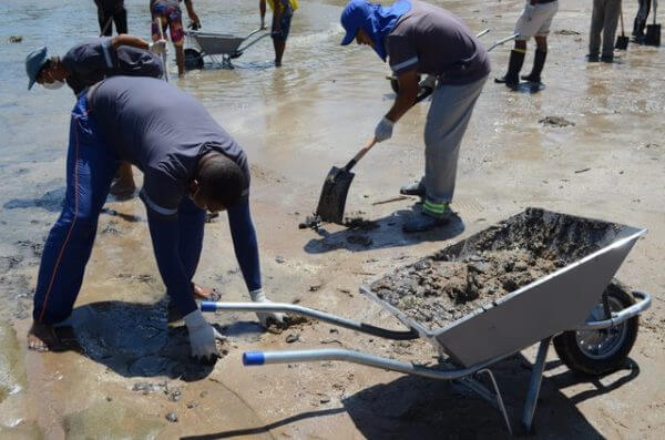 asomadetodosafetos.com - Detentos ajudam a limpar praias de Alagoas atingidas pelo óleo