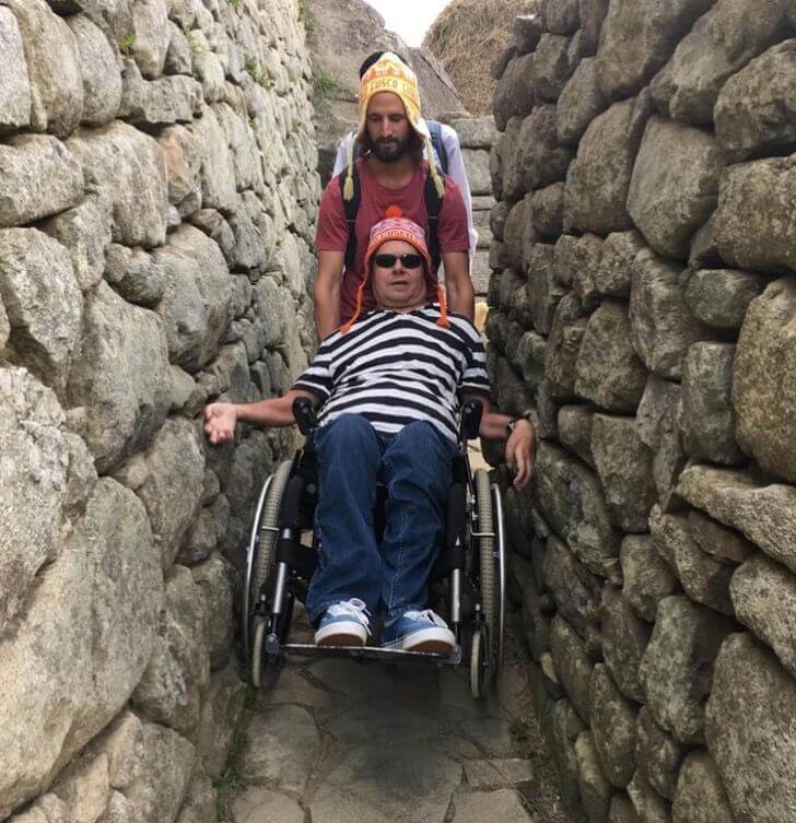 asomadetodosafetos.com - Empatia é estar lá pelo outro: ele carregou o amigo com paralisia por 6 horas até o Machu Picchu