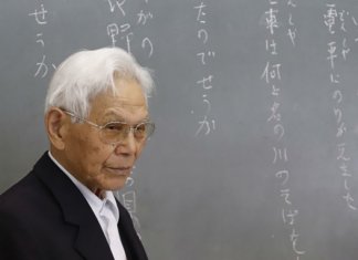 Esse professor tem 95 anos e pega dois ônibus para dar aula de japonês e de graça