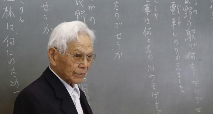 Esse professor tem 95 anos e pega dois ônibus para dar aula de japonês e de graça