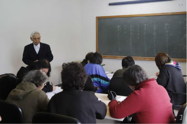 asomadetodosafetos.com - Esse professor tem 95 anos e pega dois ônibus para dar aula de japonês e de graça