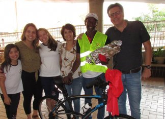 Estudantes se unem e dão uma nova bicicleta de presente a inspetor da escola