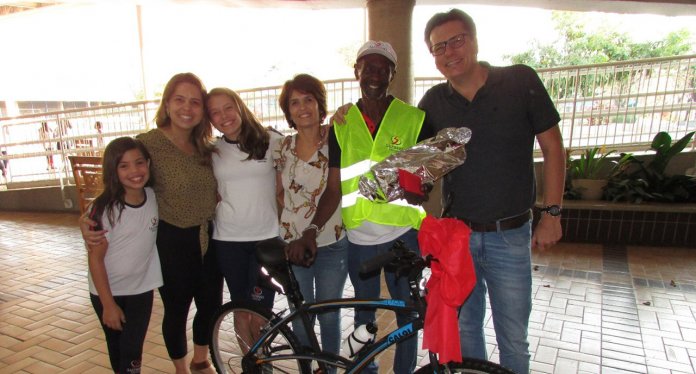 Estudantes se unem e dão uma nova bicicleta de presente a inspetor da escola