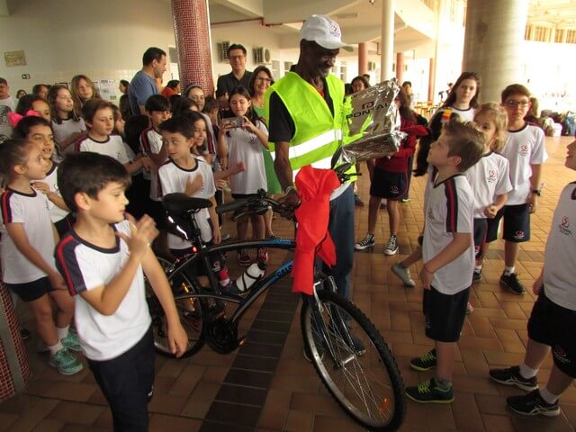 asomadetodosafetos.com - Estudantes se unem e dão uma nova bicicleta de presente a inspetor da escola