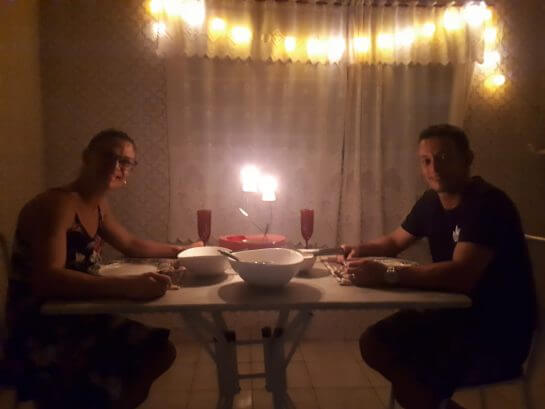 asomadetodosafetos.com - Filho faz jantar romântico para os pais comemorarem 10 anos de casados