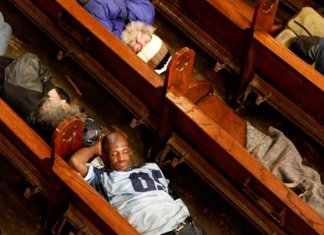 Igreja cede espaço para moradores de rua dormirem todos os dias há 15 anos