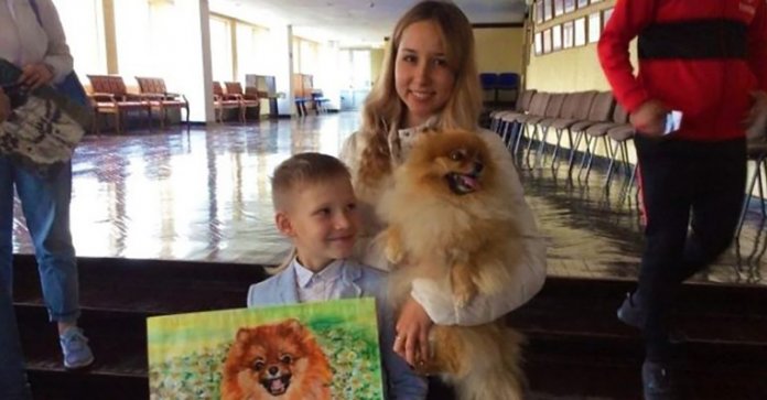 Menino pinta lindos retratos de cães e gatos para alimentar abrigo de animais