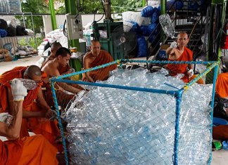 Monges budistas se vestem com plástico reciclado para ajudar o meio ambiente