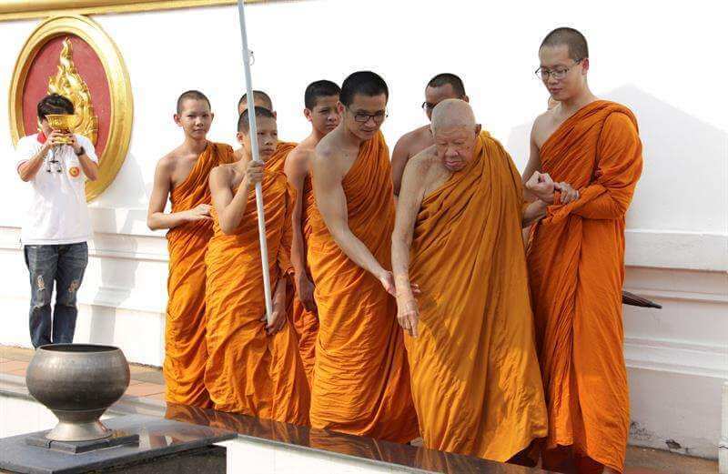 asomadetodosafetos.com - Monges budistas se vestem com plástico reciclado para ajudar o meio ambiente