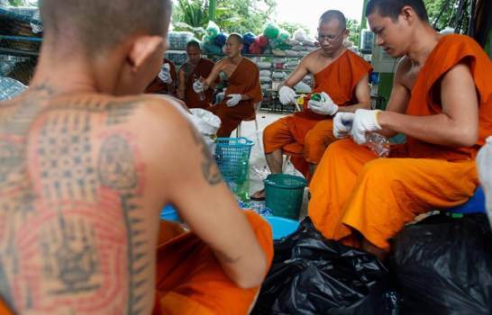 asomadetodosafetos.com - Monges budistas se vestem com plástico reciclado para ajudar o meio ambiente