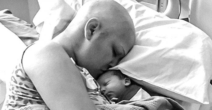 Mulher com câncer de mama dá à luz um bebê saudável. E queriam que ela abortasse