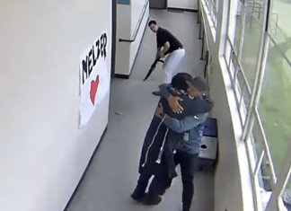 Professor evita tragédia em escola nos EUA ao abraçar o aluno que estava armado