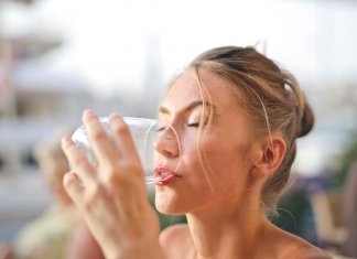 Quem bebe mais água é mais feliz, revela estudo
