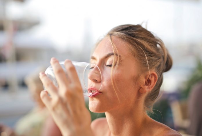 Quem bebe mais água é mais feliz, revela estudo
